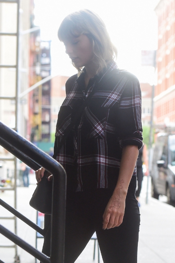 霉霉(taylor swift)最新街拍 示范早秋风休闲风穿搭