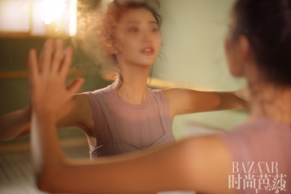 Emma Roberts(艾玛罗伯茨)凭借“穿衣术”居然看起来比超模还高