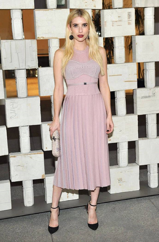 Emma Roberts(艾玛罗伯茨)凭借“穿衣术”居然看起来比超模还高