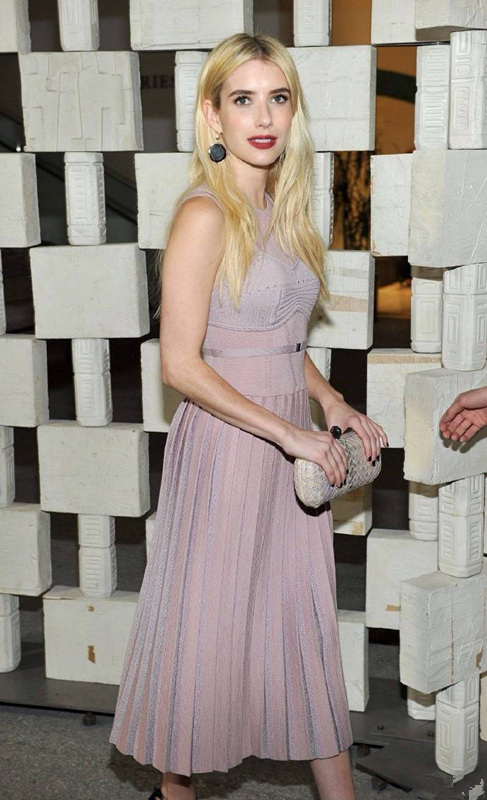 Emma Roberts(艾玛罗伯茨)凭借“穿衣术”居然看起来比超模还高