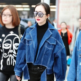杨幂最新街拍 花式玩转Oversize牛仔服