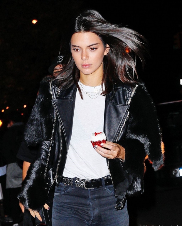 Kendall最新街拍  皮衣mix皮草 帅气又奢华