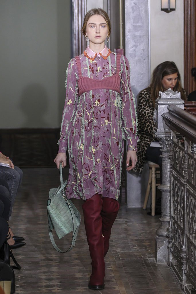 Valentino（华伦天奴）2025纽约时装周女时装秀