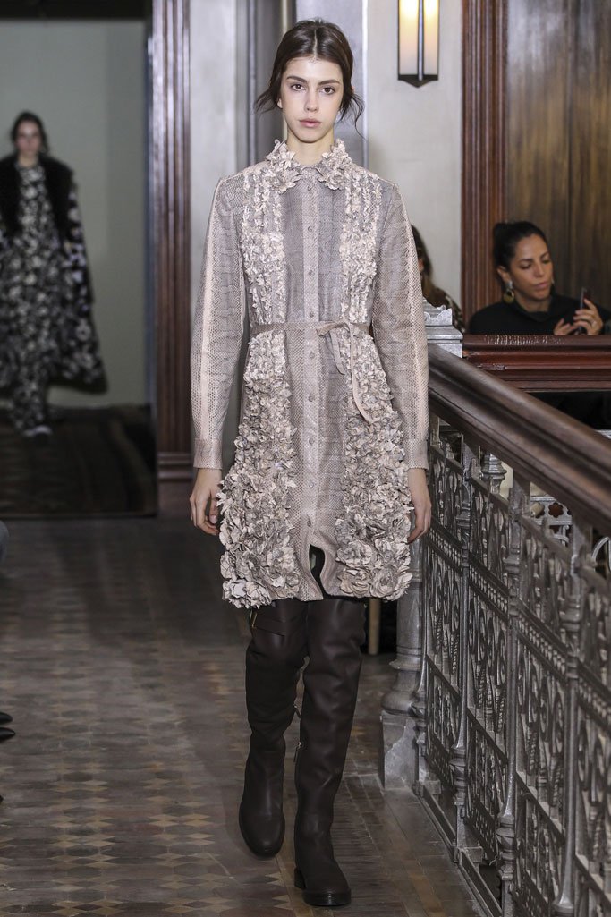 Valentino（华伦天奴）2025纽约时装周女时装秀