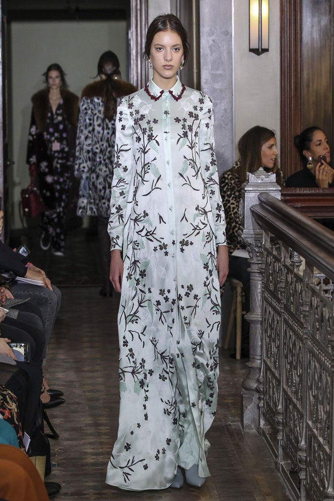 Valentino（华伦天奴）2025纽约时装周女时装秀