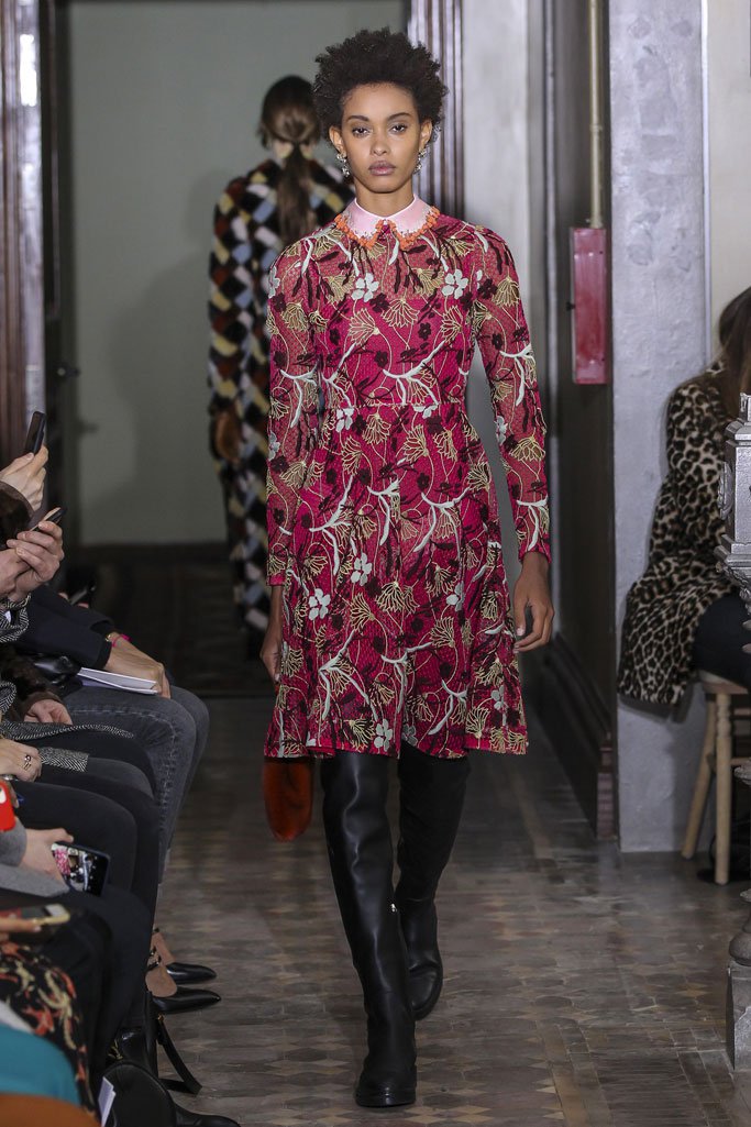 Valentino（华伦天奴）2025纽约时装周女时装秀