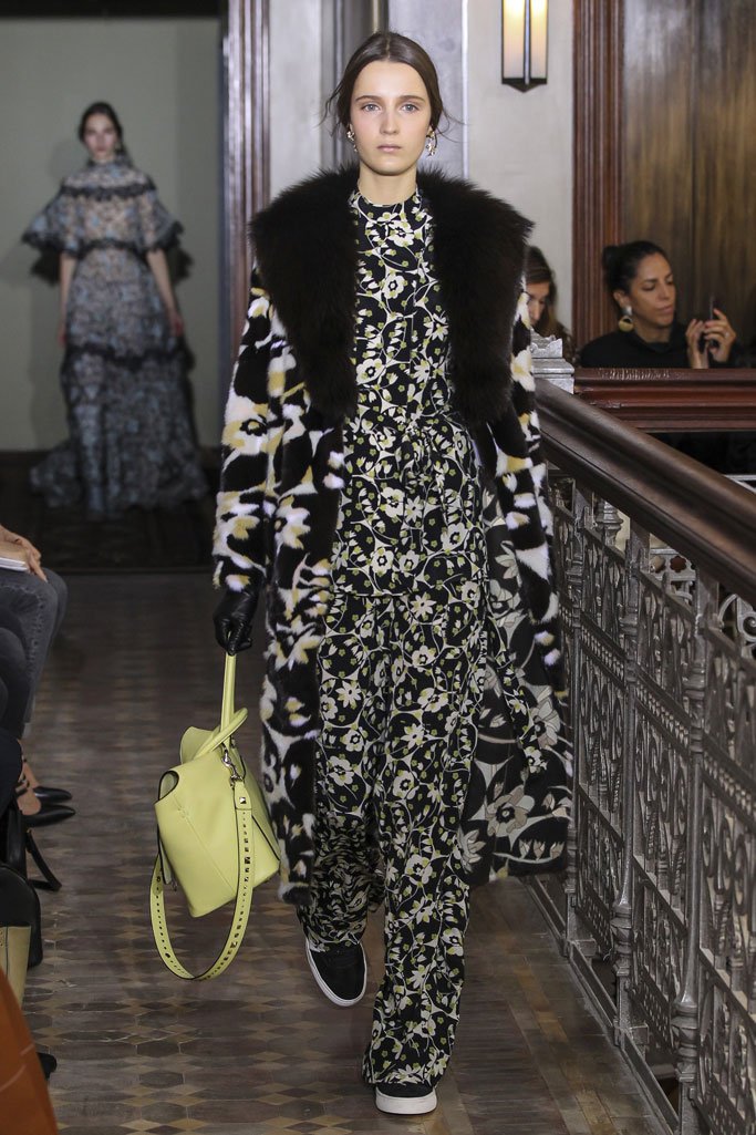 Valentino（华伦天奴）2025纽约时装周女时装秀