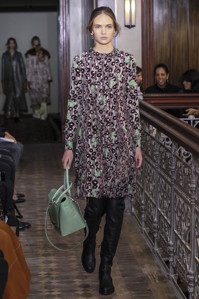 Valentino（华伦天奴）2025纽约时装周女时装秀