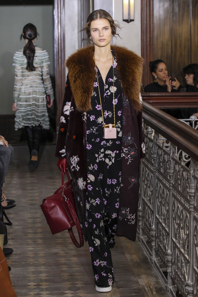 Valentino（华伦天奴）2025纽约时装周女时装秀