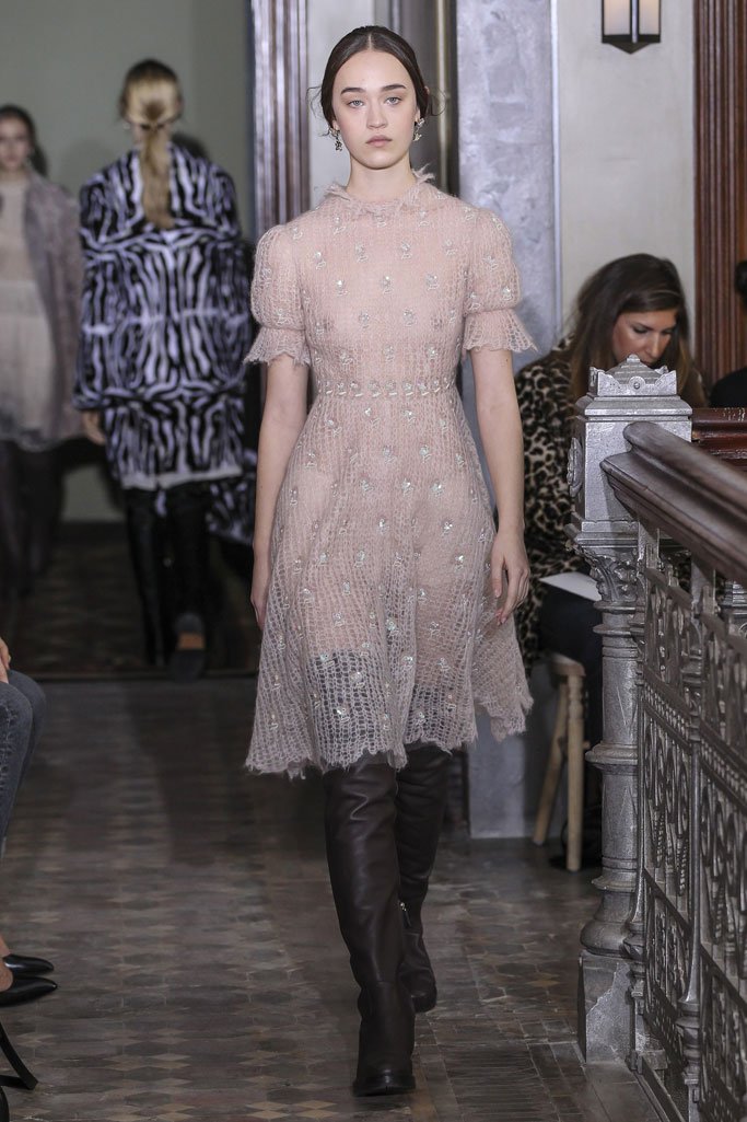 Valentino（华伦天奴）2025纽约时装周女时装秀