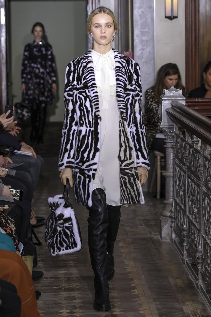 Valentino（华伦天奴）2025纽约时装周女时装秀