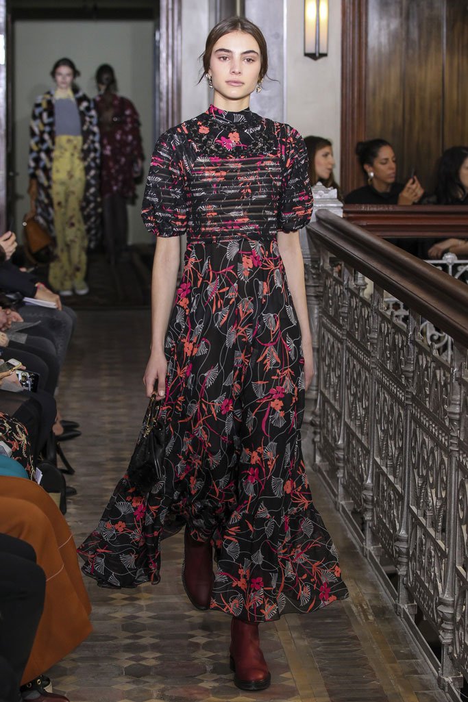 Valentino（华伦天奴）2025纽约时装周女时装秀