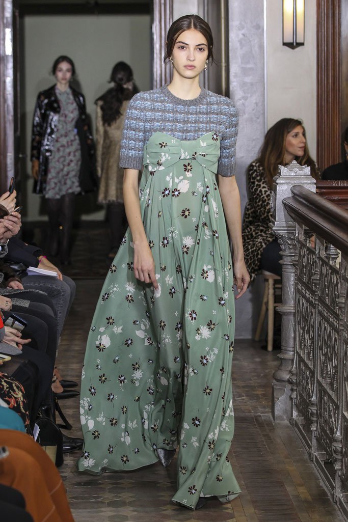 Valentino（华伦天奴）2025纽约时装周女时装秀