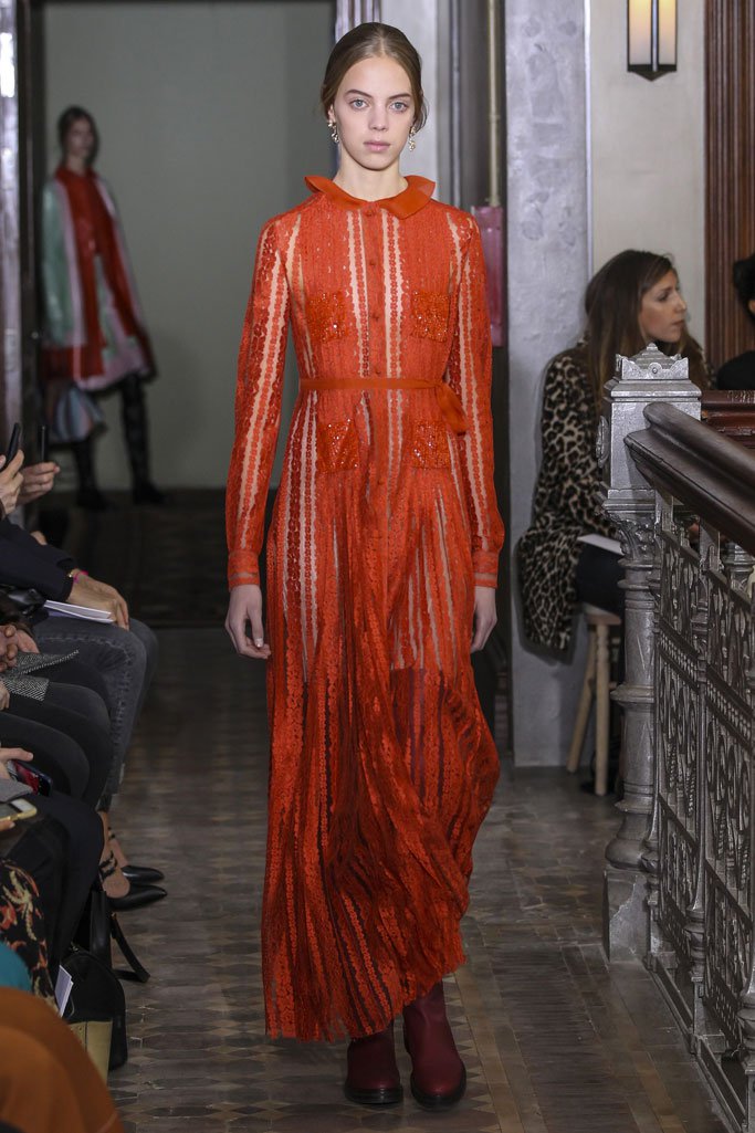 Valentino（华伦天奴）2025纽约时装周女时装秀