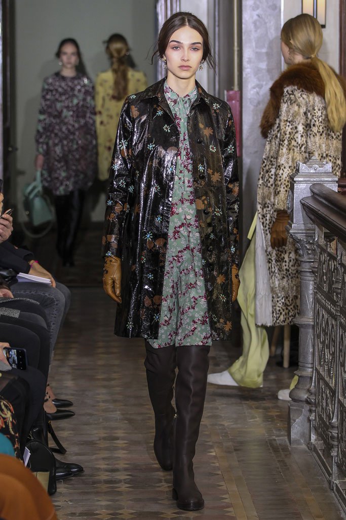 Valentino（华伦天奴）2025纽约时装周女时装秀