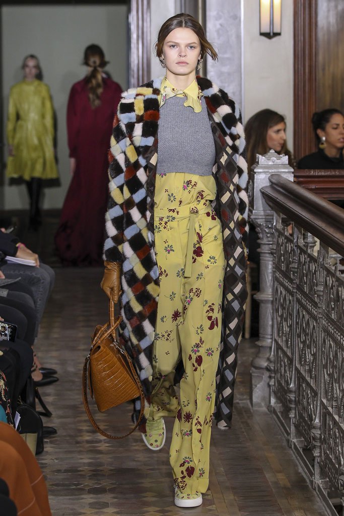 Valentino（华伦天奴）2025纽约时装周女时装秀