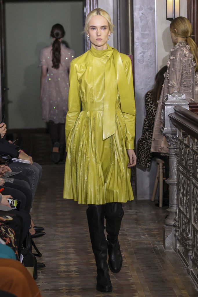 Valentino（华伦天奴）2025纽约时装周女时装秀