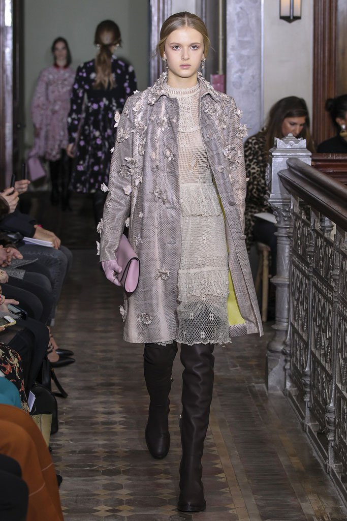 Valentino（华伦天奴）2025纽约时装周女时装秀