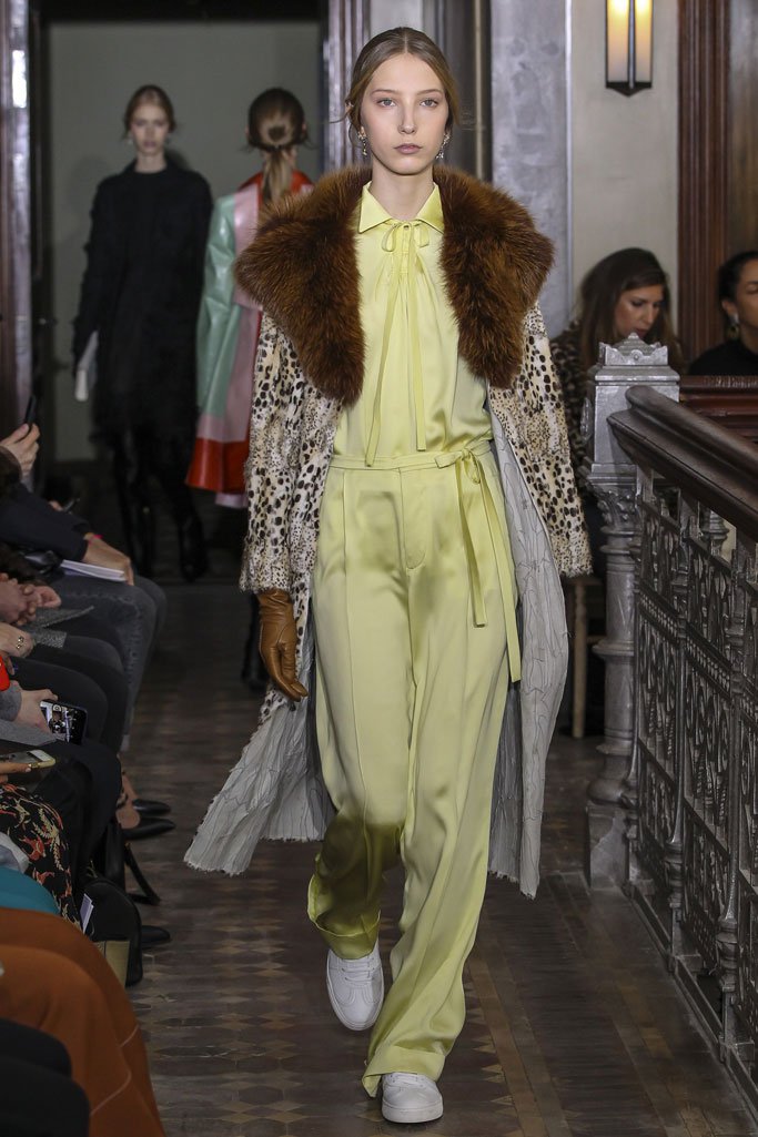 Valentino（华伦天奴）2025纽约时装周女时装秀