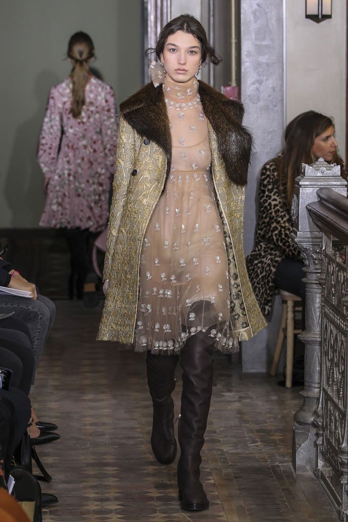 Valentino（华伦天奴）2025纽约时装周女时装秀