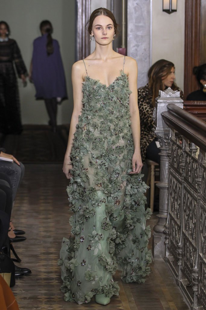 Valentino（华伦天奴）2025纽约时装周女时装秀