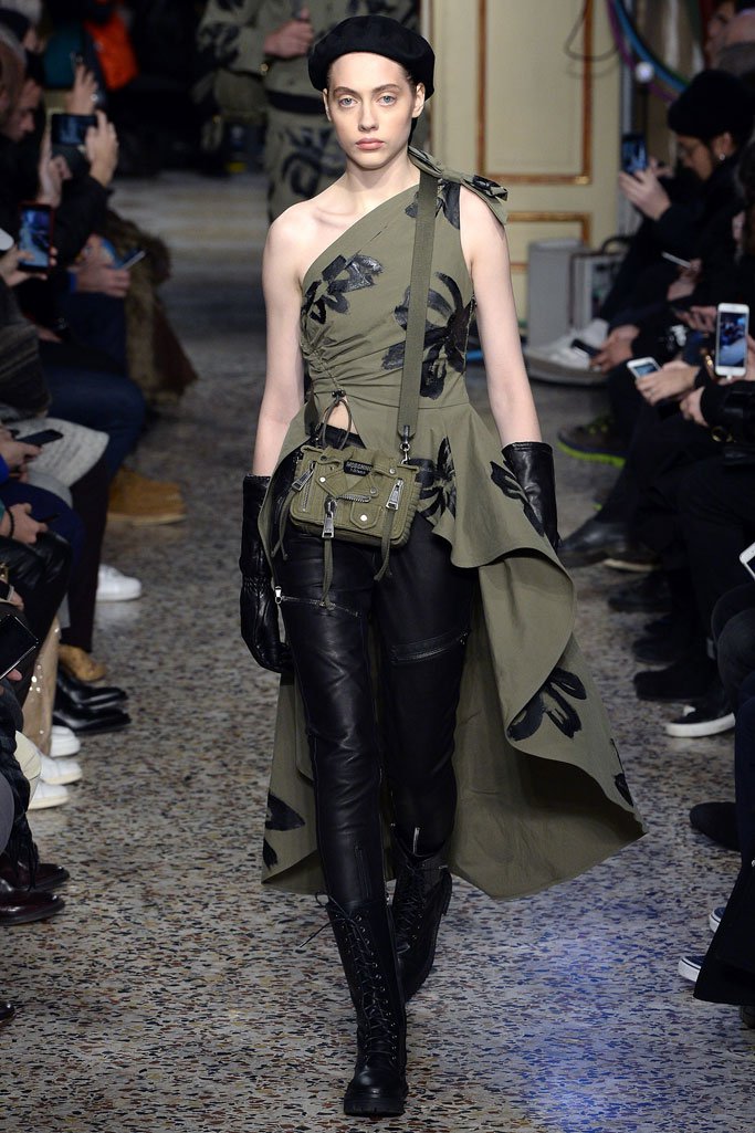 Moschino（莫斯奇诺）2025米兰时装周男装秀