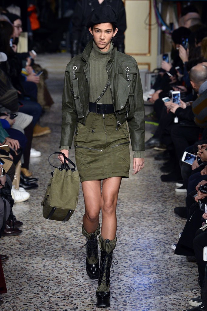 Moschino（莫斯奇诺）2025米兰时装周男装秀