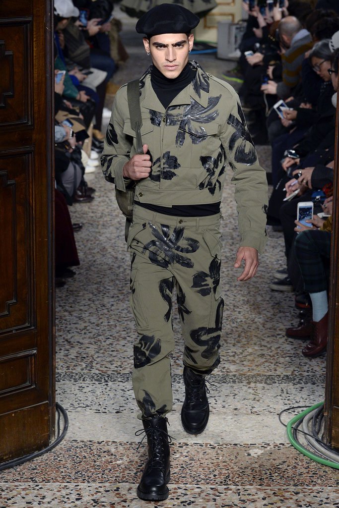 Moschino（莫斯奇诺）2025米兰时装周男装秀