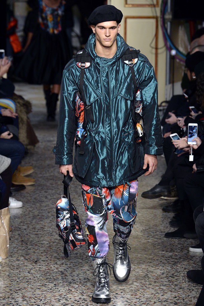 Moschino（莫斯奇诺）2025米兰时装周男装秀