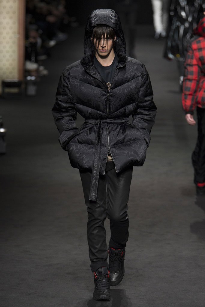 Versace（范思哲）2025米兰时装周秋冬男装秀