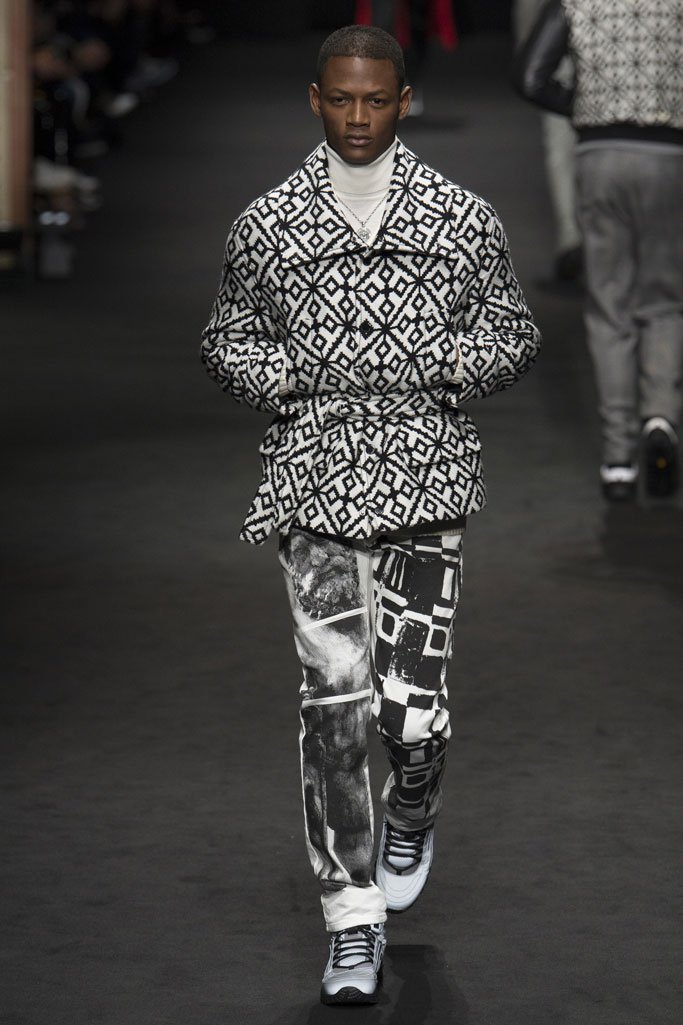 Versace（范思哲）2025米兰时装周秋冬男装秀