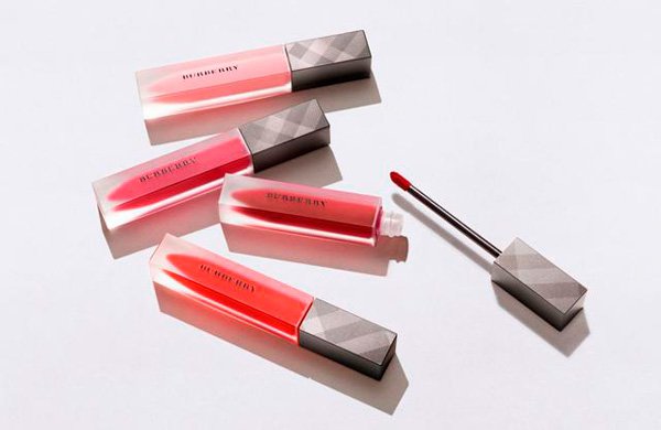 Iris Law 倾情演绎全新Burberry唇膏广告大片