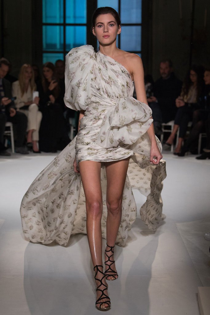 Giambattista Valli 2025巴黎时装周春夏时装秀