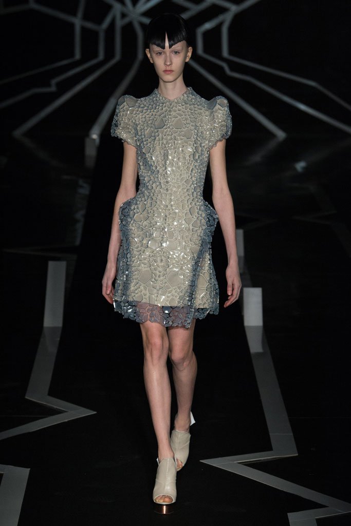 Iris van Herpen 2025巴黎时装周春夏时装秀