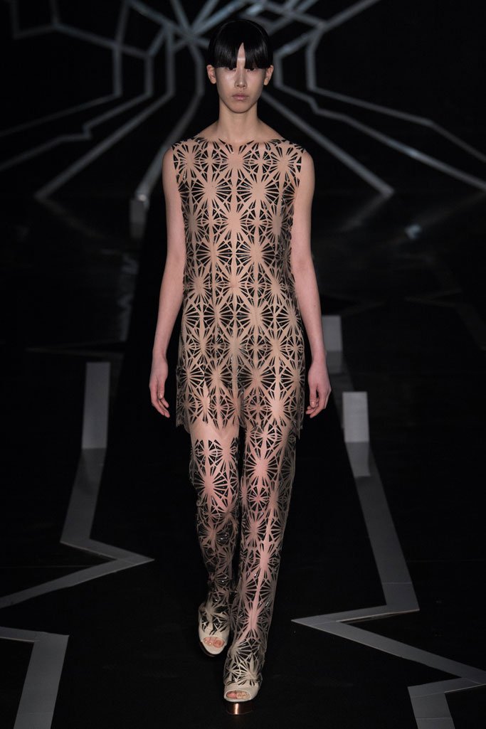 Iris van Herpen 2025巴黎时装周春夏时装秀