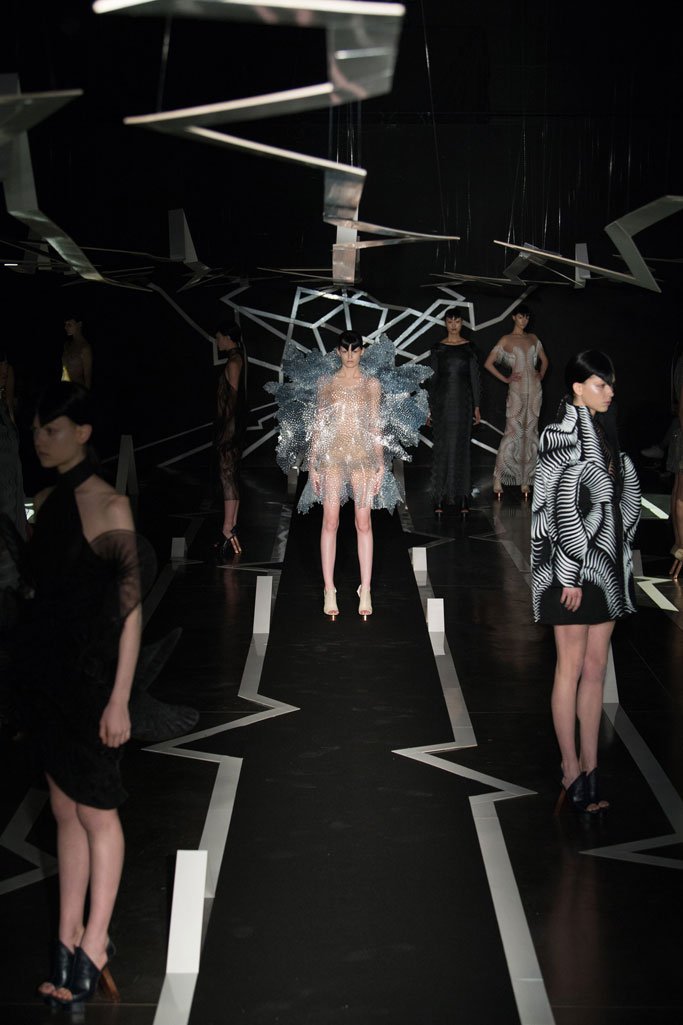 Iris van Herpen 2025巴黎时装周春夏时装秀