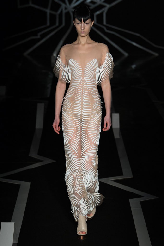 Iris van Herpen 2025巴黎时装周春夏时装秀