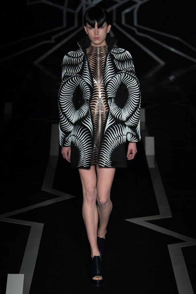 Iris van Herpen 2025巴黎时装周春夏时装秀