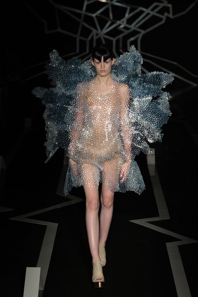 Iris van Herpen 2025巴黎时装周春夏时装秀