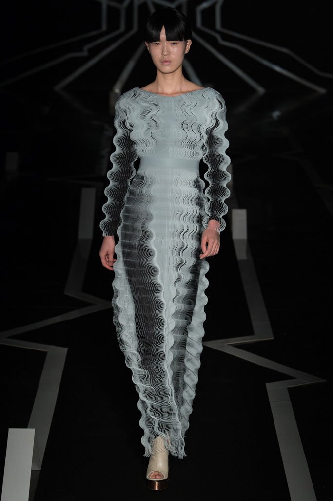 Iris van Herpen 2025巴黎时装周春夏时装秀