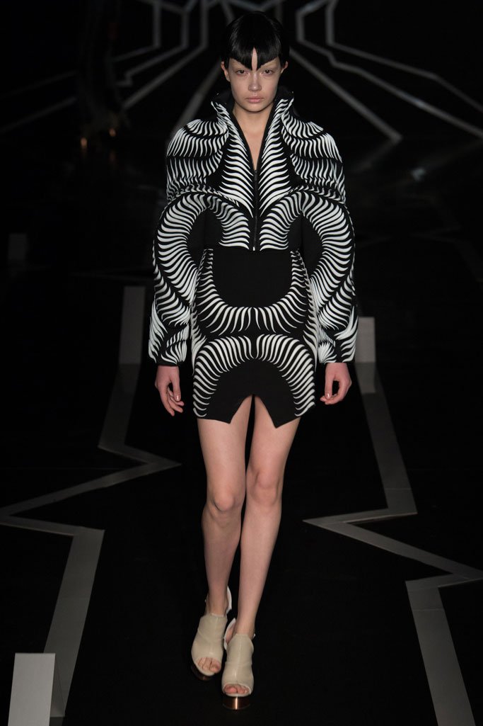 Iris van Herpen 2025巴黎时装周春夏时装秀