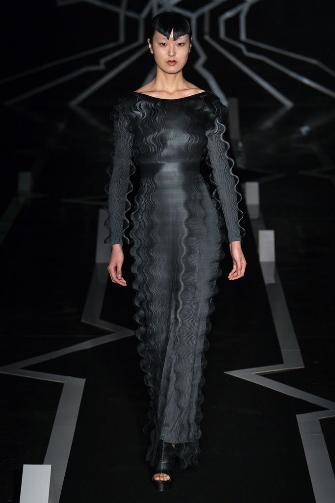 Iris van Herpen 2025巴黎时装周春夏时装秀