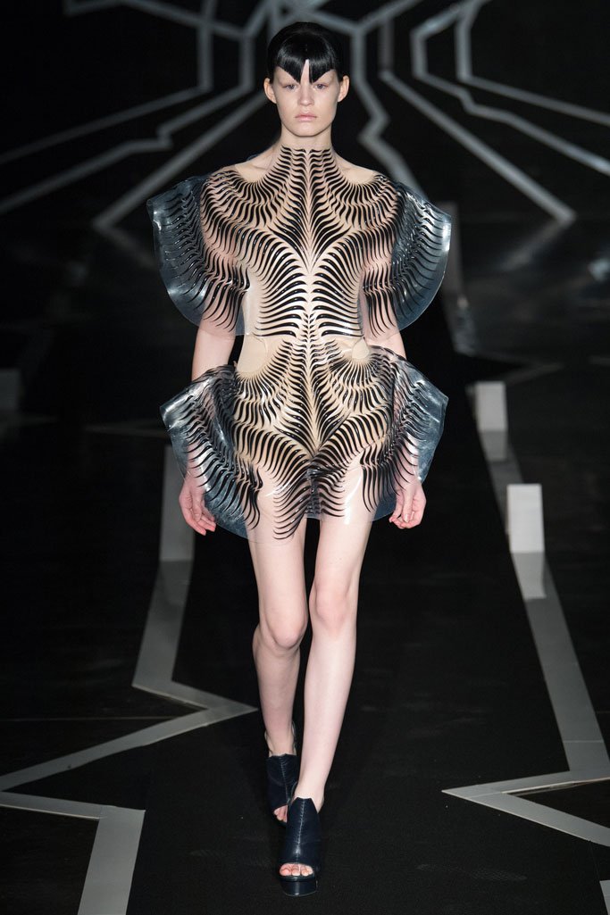Iris van Herpen 2025巴黎时装周春夏时装秀