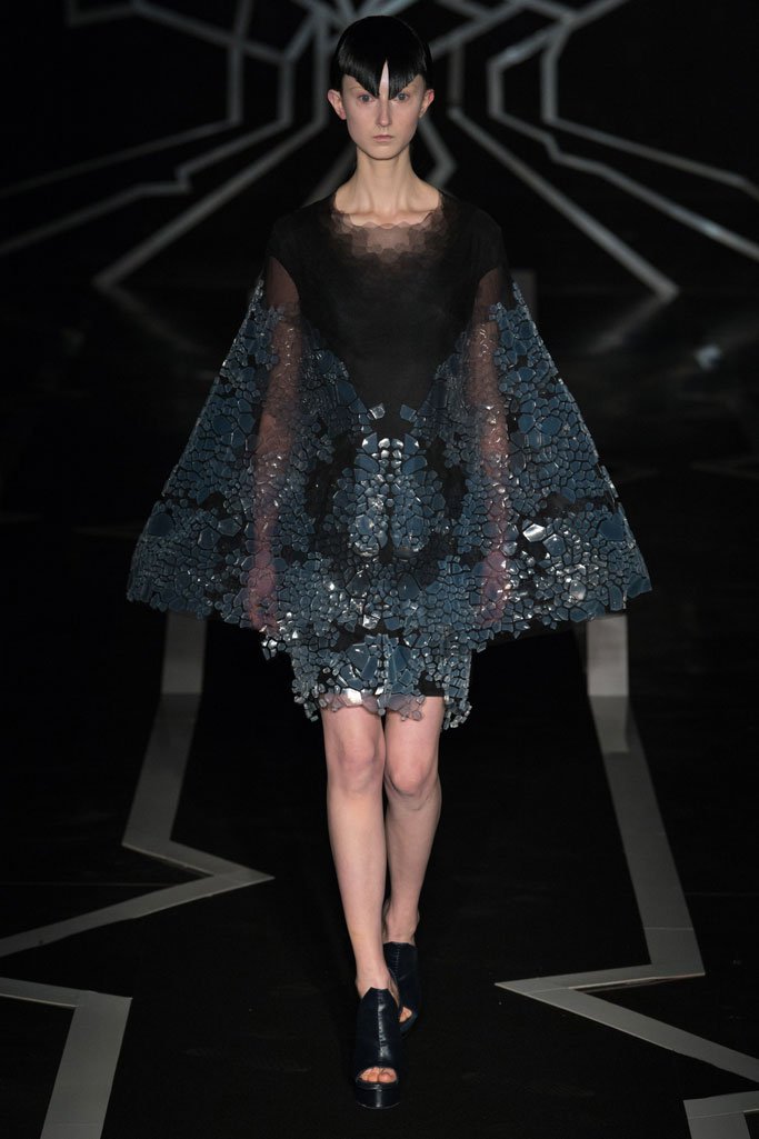 Iris van Herpen 2025巴黎时装周春夏时装秀