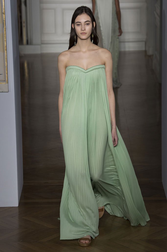 Valentino（华伦天奴）2025巴黎时装周春夏高级定制时装秀