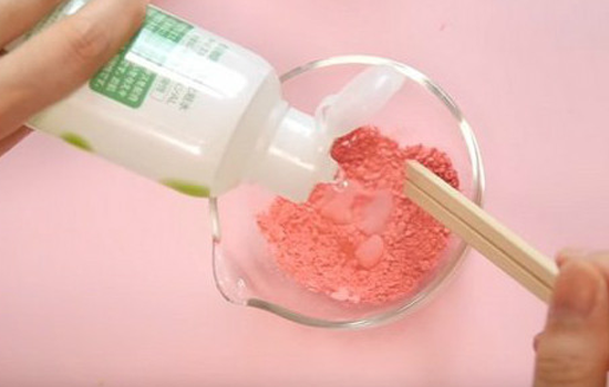 花瓣腮红怎么做 DIY花瓣腮红六部曲