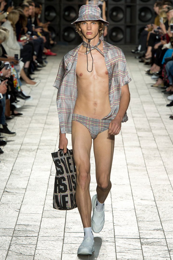 Versus Versace（范瑟丝）2025伦敦时装周时装秀