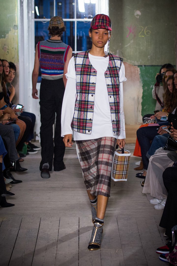 Burberry(博柏利)2025伦敦时装周时装秀