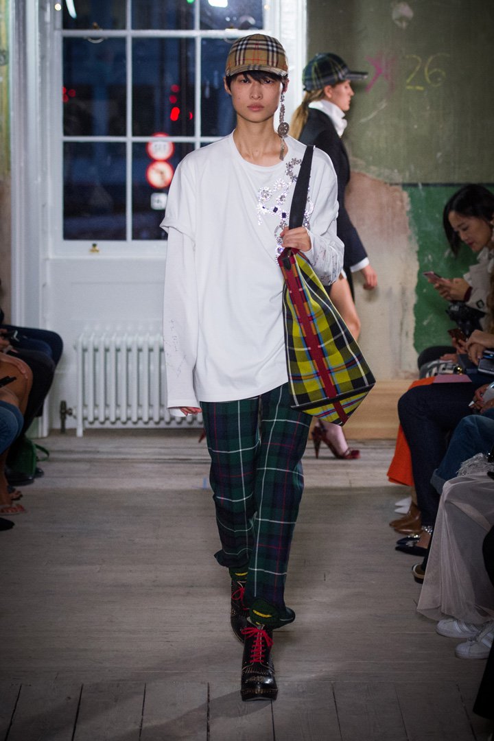 Burberry(博柏利)2025伦敦时装周时装秀