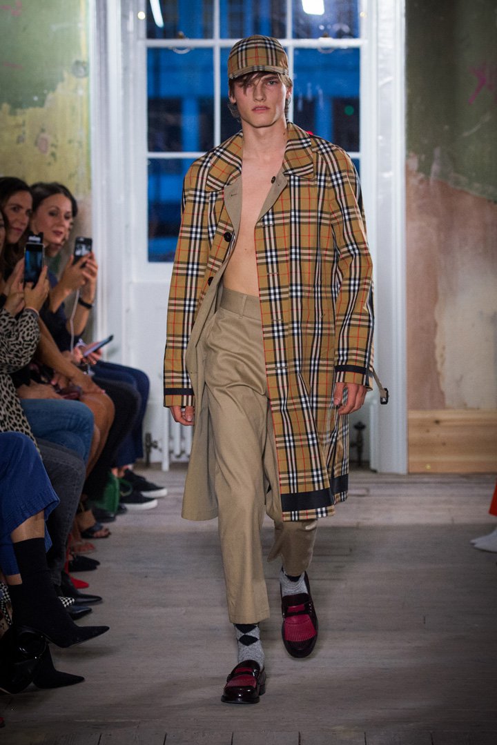 Burberry(博柏利)2025伦敦时装周时装秀